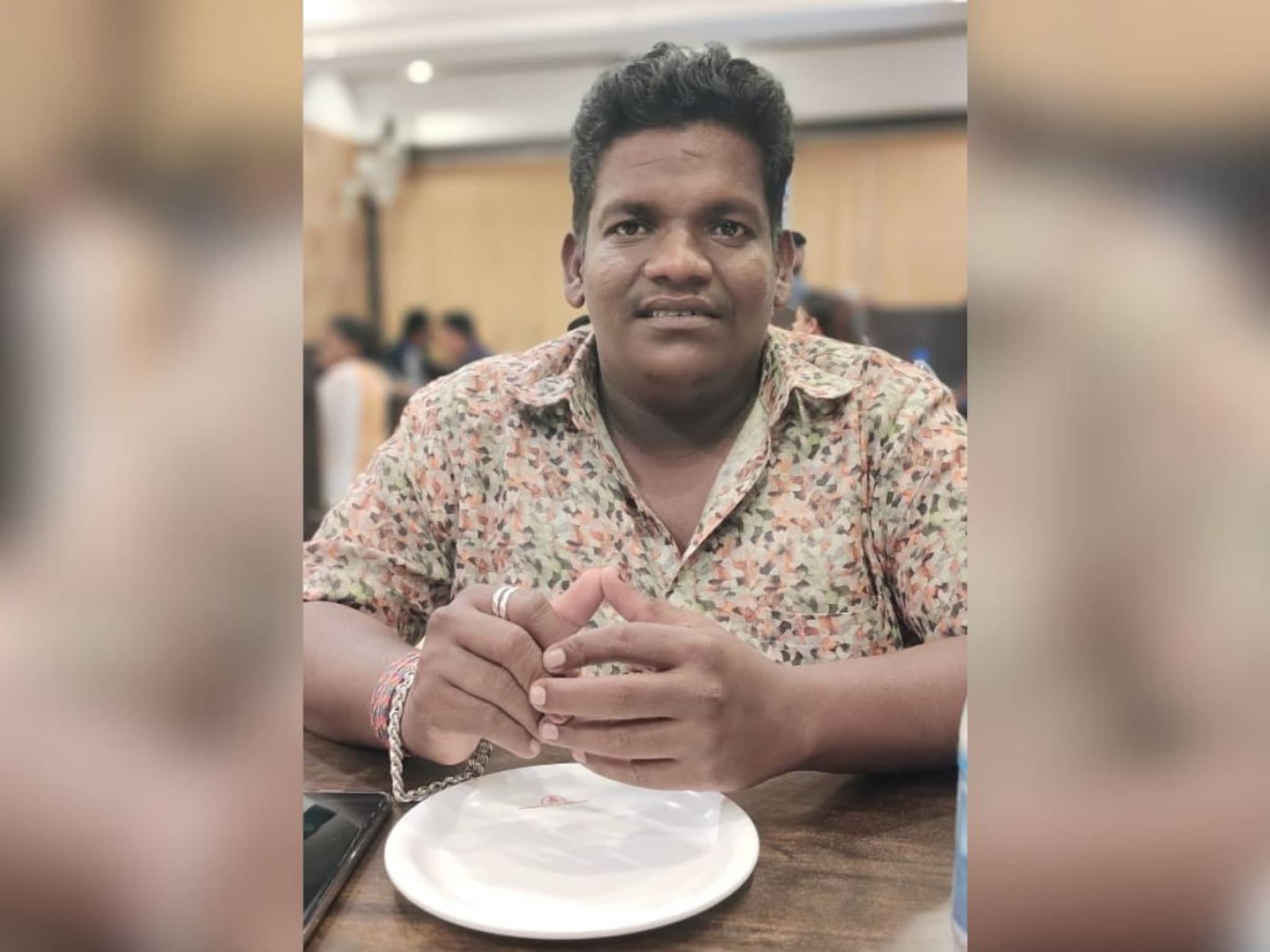 घरातून कुऱ्हाड आणली अन् थेट डोक्यात घातली, सोलापूरात शेजाऱ्यांचं तरुणासोबत भयंकर कृत्य