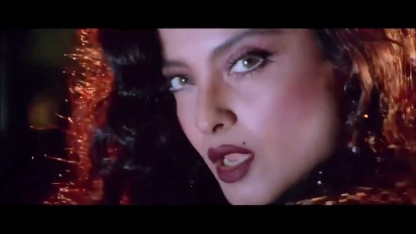  'खिलाडियों का खिलाडी' हा चित्रपट 14 जून 1996 रोजी प्रदर्शित झाला होता. उमेश मेहरा यांनी या चित्रपटाच्या दिग्दर्शनाची धुरा सांभाळली होती. अक्षय कुमार, रेखा, रवीना टंडन आणि इंदर कुमार हे या चित्रपटात मुख्य भूमिकेत होते. एका आर्मी ऑफिवरची गोष्ट या चित्रपटात दाखवण्यात आली होती. बॉक्स ऑफिसवर या चित्रपटाने 25.15 कोटी रुपयांचा गल्ला जमवला होता.