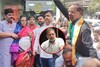 आधी गांधींचा फोन,आता साडी नेसवलेल्या काँग्रेस नेत्याला सपकाळांनी घेतलं खांद्यावर