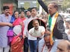आधी गांधींचा फोन,आता साडी नेसवलेल्या काँग्रेस नेत्याला सपकाळांनी घेतलं खांद्यावर