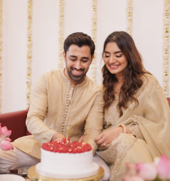  सुदेश भोसले यांची लेक श्रुती भोसले हिने अभिनेता प्रतिक देशमुखसोबत गुपचूप साखरपुडा उरकला आहे.
