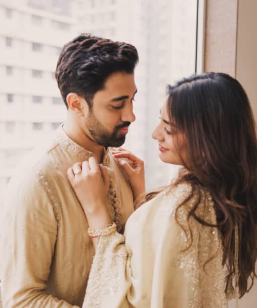 सुदेश भोसले यांचा होणारा जावई प्रतीक देशमुख हा अभिनेता, लेखक, निर्माता आणि इंजिनिअर आहे.