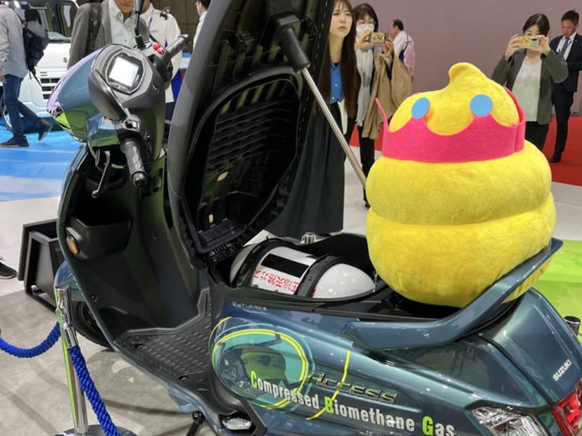 सोबतच एक २ लिटरची पेट्रोलची टाकीही दिली आहे. ही एक खास आणि वेगळी डिझाइन आहे. सीएनजी टाकी लावण्यात आल्यामुळे स्कुटरचं वजन १० टक्के वाढलं आहे. एकदा टाकी फुल केल्यावर suzuki access स्कुटर ही जवळपास 170 किलोमीटर धावेल असा दावा कंपनीने केला आहे.