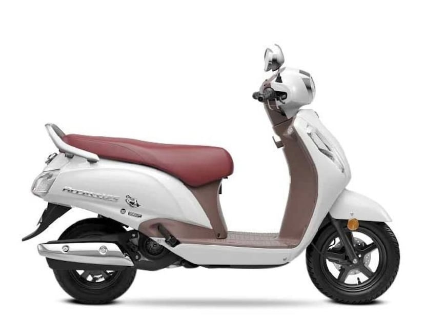 japan mobility show 2025 मध्ये सुझुकीने आपली पहिली CNG स्कुटर लाँच केली आहे. खास करून भारतीय ग्राहकांना डोळ्यासमोर ठेवून या स्कुटरची निर्मिती करण्यात आली आहे. विशेष म्हणजे ही स्कुटर बायोगॅसवरही चालणारी आहे. CBG आणि CNG या प्लॅटफॉर्मवर ही स्कुटर धावणार आहे. 