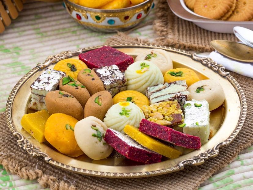 खोव्&#x200d;यापासून बनलेली मिठाईखोव्&#x200d;यापासून बनलेली बर्फी, कलाकंद आणि पेड़े रूम टेंपरेचरवर 2-3 दिवस तर फ्रिजमध्ये ठेवले तरी 4-5 दिवसात खाल्ली पाहिजेत. फ्रिजमध्ये ठेवली तर त्याचा स्वाद किंचित बदलतो.