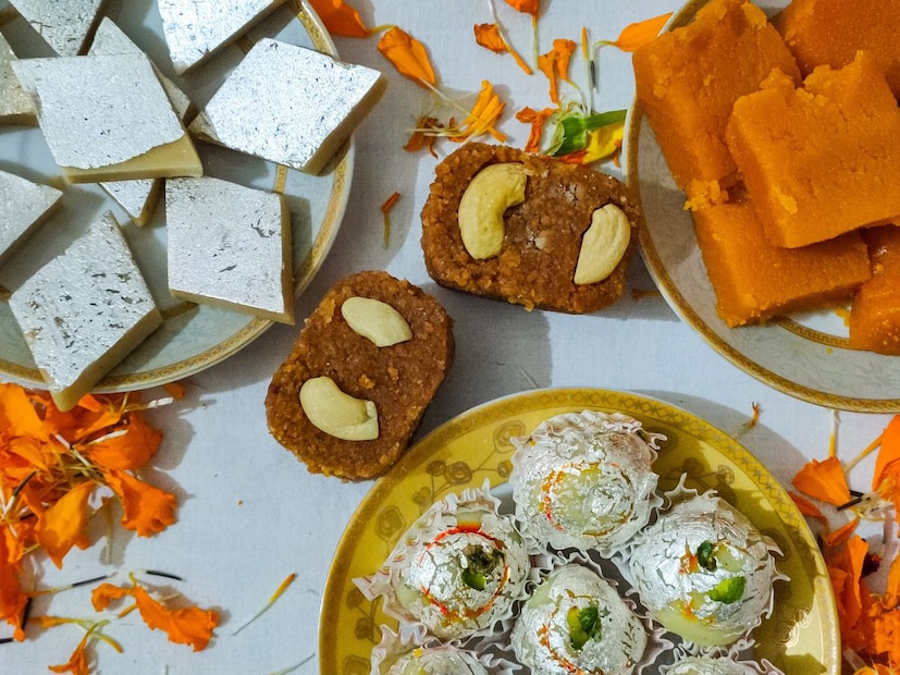 दिवाळीच्या सणात बहुतेक घरांमध्ये मिठाईंची जणू रांगच लागते. घरी येणाऱ्या प्रत्येकाकडून मिठाई गिफ्ट अनेकांना मिळतात, परंतु बहुतेक लोकांना याची माहिती नसते की कोणती मिठाई किती दिवस फ्रेश राहते आणि कोणती लवकर खराब होऊ शकते. चुकीच्या पद्धतीने ठेवलेली मिठाई केवळ स्वाद खराब करत नाही, तर तब्येतही बिघडवू शकते. म्हणून दिवाळीच्या काळात मिठाई सुरक्षित पद्धतीने ठेवणे आणि वेळेत संपवणे अत्यंत महत्त्वाचे आहे.