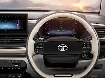 Tata च्या एक नाही रांगेनं 7 गाड्या टँकसारख्या मजबूत! एका Car चं मायलेज 30 किमी Tata च्या एक नाही रांगेनं 7 गाड्या टँकसारख्या मजबूत! एका Car चं मायलेज 30 किमी