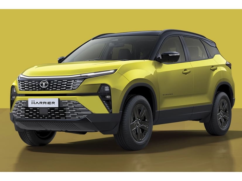 6. Tata Harrier - टाटा मोटर्सची आणखी एक धाकड गाडी म्हणून Harrier कडे पाहिलं जातं. अलीकडे टाटाने Harrier चं ईव्ही मॉडेलही लाँच केलं आहे. ही गाडी सफारीपेक्षा थोडी वेगळी आहे. पण, थोडीफार सफारी सारखाच Harrier चा लूक आहे. Harrier ने मार्केटमध्ये आपला दबदबा आजही कायम राखून आहे. आरामदायक, केबिनमध्ये भरपूर स्पेस असल्यामुळे Harrier  लोकांची पसंतीला उतरली आहे.  या गाडीची किंमत एक्स-शोरूम 14 लाख रुपयांपासून सुरू होते. 