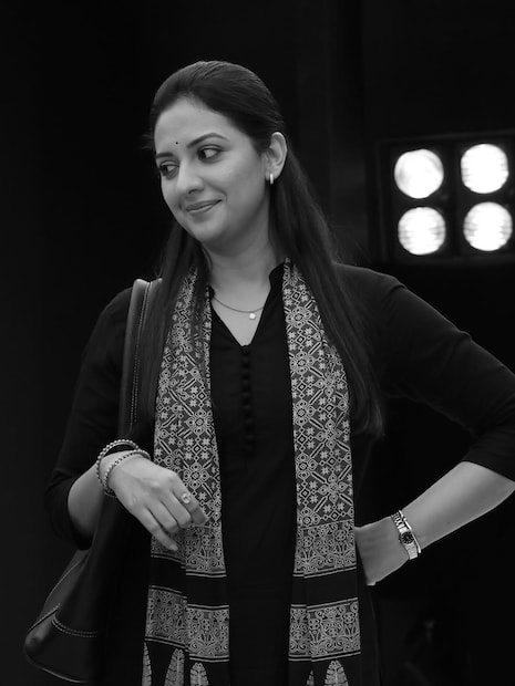 टेलिव्हिजनमध्ये आम्ही दिवसाला पंधरा किंवा वीस सीन सुद्धा करतो. कधीकधी सेटवर गेल्यावर सीन लिहिला जातो, तो बदलला जातो आणि दिग्दर्शकालाही वेळ नसतो. अशा परिस्थितीत, तुमच्या मेंदूला विचारांचा आणि प्रोसेसचा जो स्पीड मिळतो, तो मॅच करणं सोपं नाहीये!