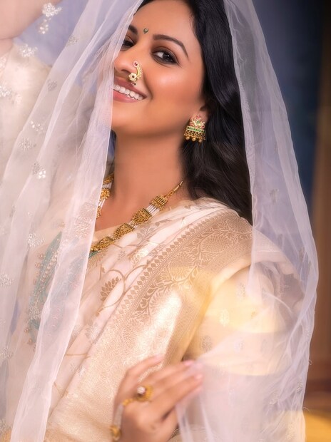 ती म्हणाली, “हे जे फक्त सिनेमे करणारे कलाकार आहेत ना, ते जेव्हा टेलिव्हिजनला येतात, तेव्हा त्यांच्यासमोर ‘हा घ्या सीन, पंधरा मिनिटांत शॉट रेडी होईल’ असं म्हटलं की त्यांची पुरती फापलते!”