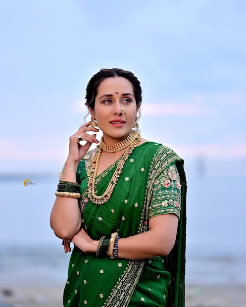 अभिनेत्री तेजस्विनी लोणारी ही बिग बॉस मराठीच्या चौथ्या सीझनमध्ये दिसली होती. पण हाताच्या दुखापतीमुळे तिला नाईलाजास्तव एक्झिट घ्यावी लागली. 