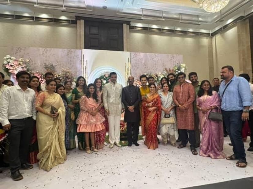 शिवसेना शिंदे गटाचे नेते सदा सरवणकर यांच्या घरी लगीन घाई आहे. त्यांचा मुलगा समाधान सरवणकर याचा साखरपुडा झाला. 