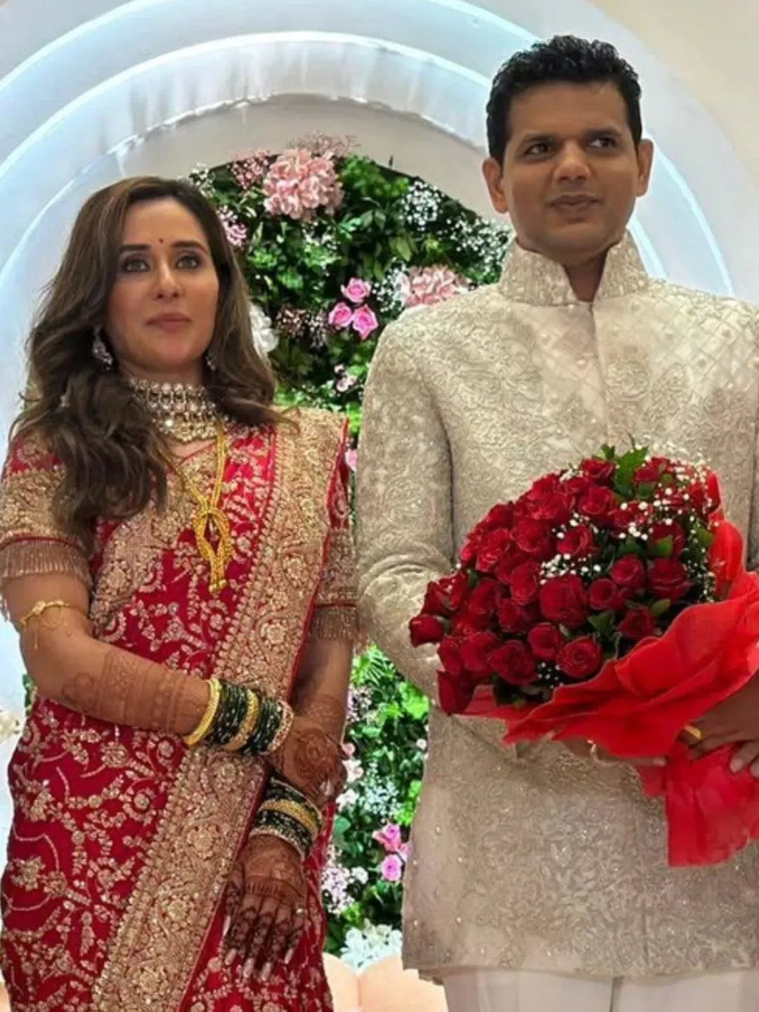 समाधान सरवणकर यांच्यासोबत अभिनेत्री तेजस्विनी लोणारी हीने साखरपुडा केला आहे.