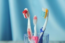 Toothbrush : दातांच्या स्वच्छतेतच लपला आहे धोका, ब्रशबद्दलची ही माहिती प्रत्येकाला माहित असायला हवी