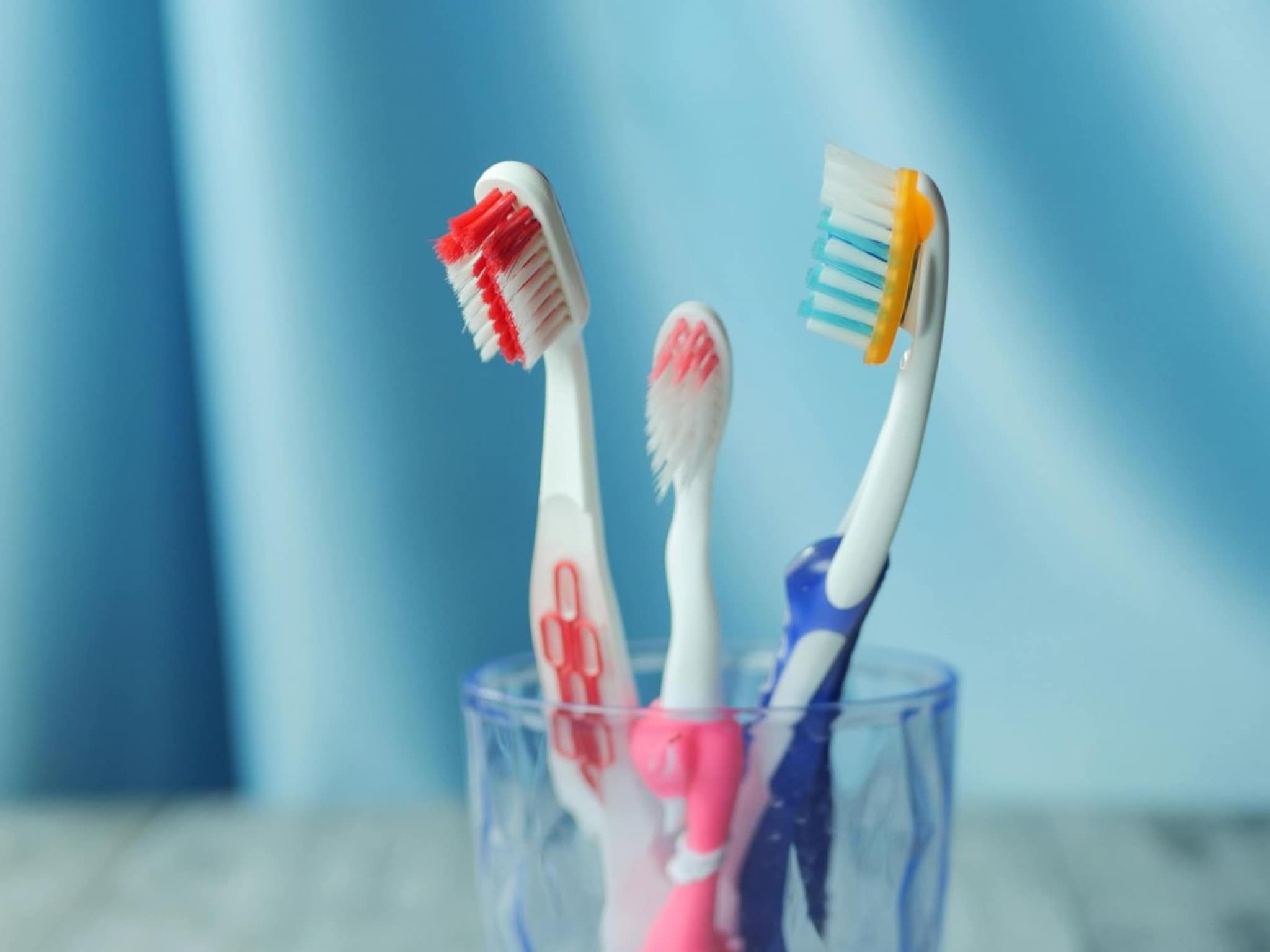 Toothbrush : दातांच्या स्वच्छतेतच लपला आहे धोका, ब्रशबद्दलची ही माहिती प्रत्येकाला माहित असायला हवी