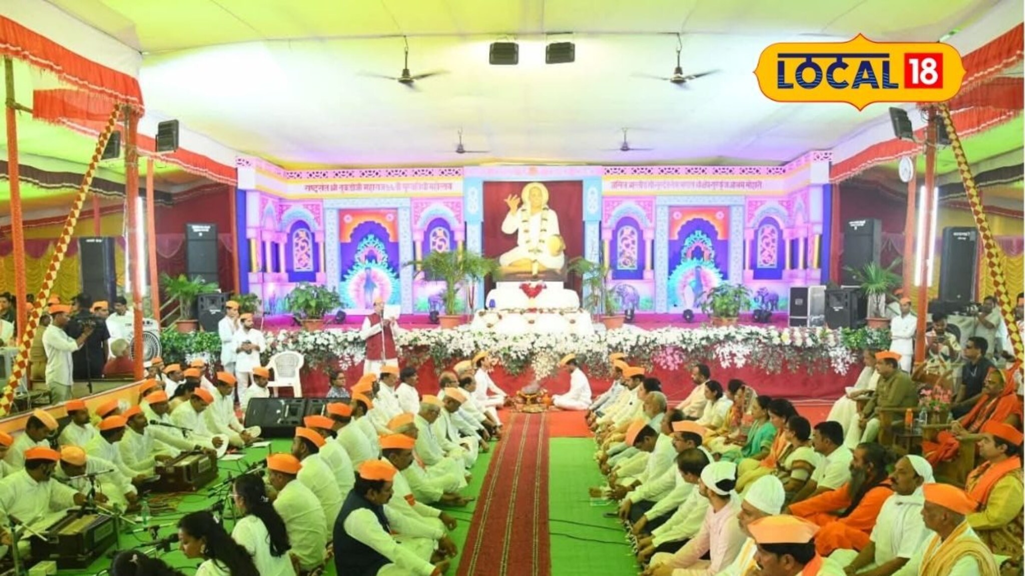 Tukdoji Maharaj: राष्ट्रसंत तुकडोजी महाराजांना मौन श्रद्धांजली! गुरुकुंज मोझरीत उसळला भक्तांचा सागर, PHOTOS