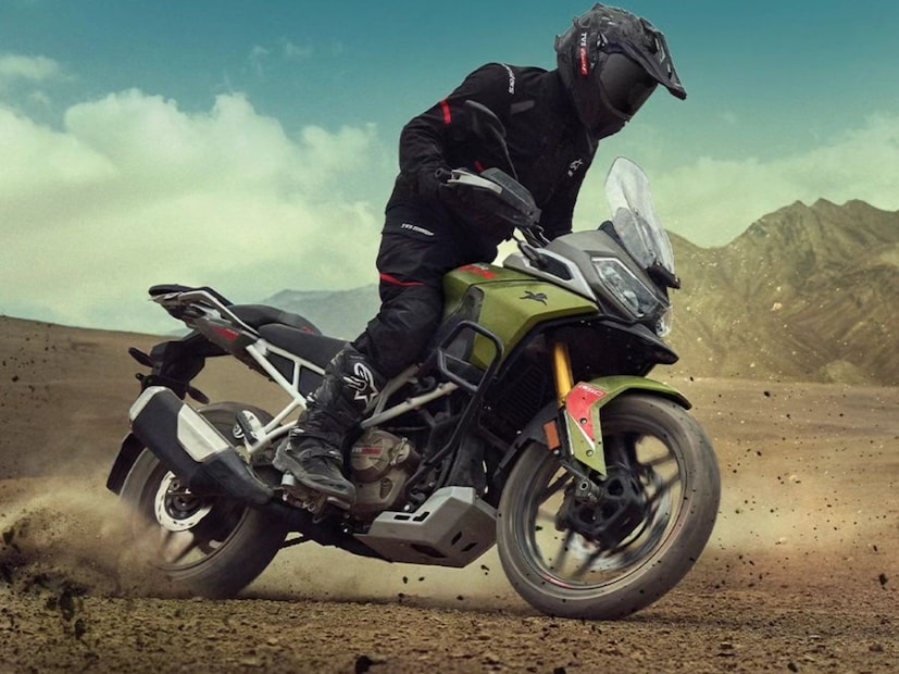 TVS Apache RTX 300 adventure मध्ये 299.1cc चे सिंगल-सिलेंडर, लिक्विड-कूल्ड, फोर-स्ट्रोक DOHC इंजिन दिलं आहे. जे 9,000rpm वर 36PS ची कमाल पॉवर आणि 7,000rpm वर 28.5Nm चा पीक टॉर्क जनरेट करतो.  या बाईकमध्ये सिक्स-स्पीड गिअरबॉक्स, फ्यूल इंजेक्शन सिस्टीम आणि असिस्ट-अँड-स्लीपर क्लच दिले आहे.