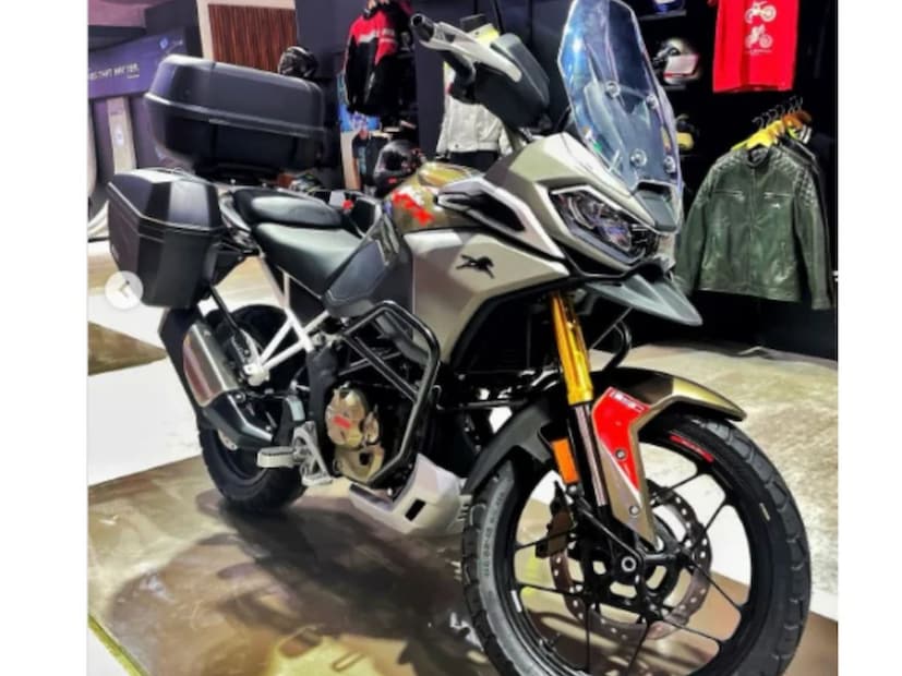 tvs apache rtx 300 adventure ही एक दमदार आणि पॉवरफुल अशी बाईक आहे. ज्यांना ऑफ रोडिंग करायचं आहे, अशा ग्राहकांना डोळ्यासमोर ठेवून ही बाईक तयार केली आहे. या tvs apache rtx 300 adventure ची किंमत फक्त (एक्स-शोरूम) 1.99 lakh इतकी ठेवण्यात आली आहे. tvs apache rtx 300 adventure ही  RT-XD4 इंजिन प्लॅटफॉर्मवर तयार केली आहे.