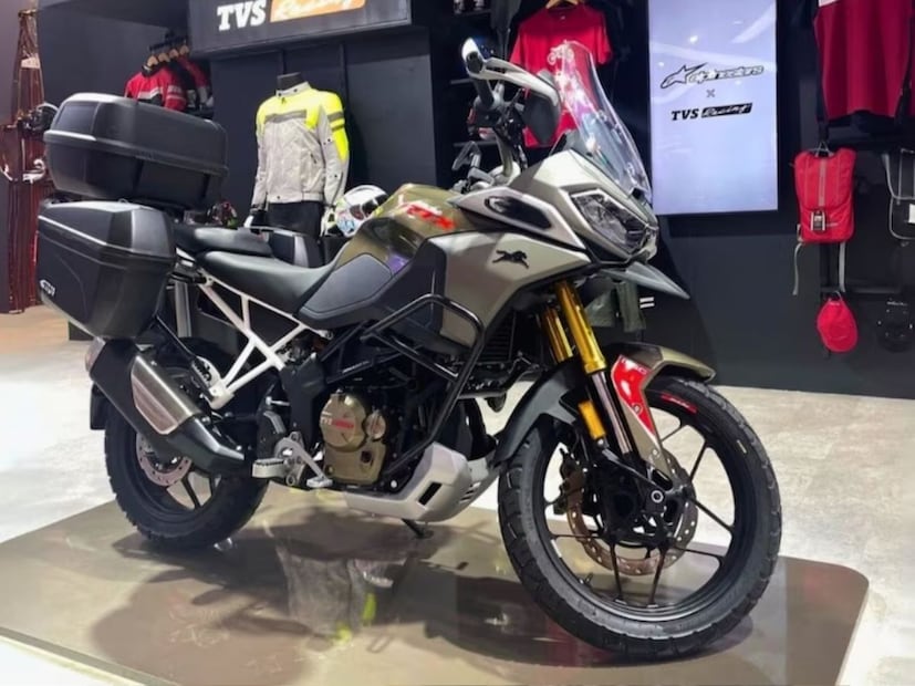 TVS Apache RTX 300 ला नवीन RT-XD4 प्लॅटफॉर्म कंपनीच्या रेसिंग आणि रॅली अनुभवाचा उपयोग करून संपूर्णपणे इन-हाउस  डिझाइन केली आहे.  इंजिनमध्ये ड्युअल ओव्हरहेड कॅम्स, ड्युअल ऑईल पंप, ड्युअल कूलिंग जॅकेट सिलेंडर हेड आणि ड्युअल ब्रीदर सिस्टीम  यांसारखे फिचर्स दिले आहे.  हे इंजिन इथेनॉल-मिश्रित E20 इंधनांवर सुद्धा धावू शकते.  