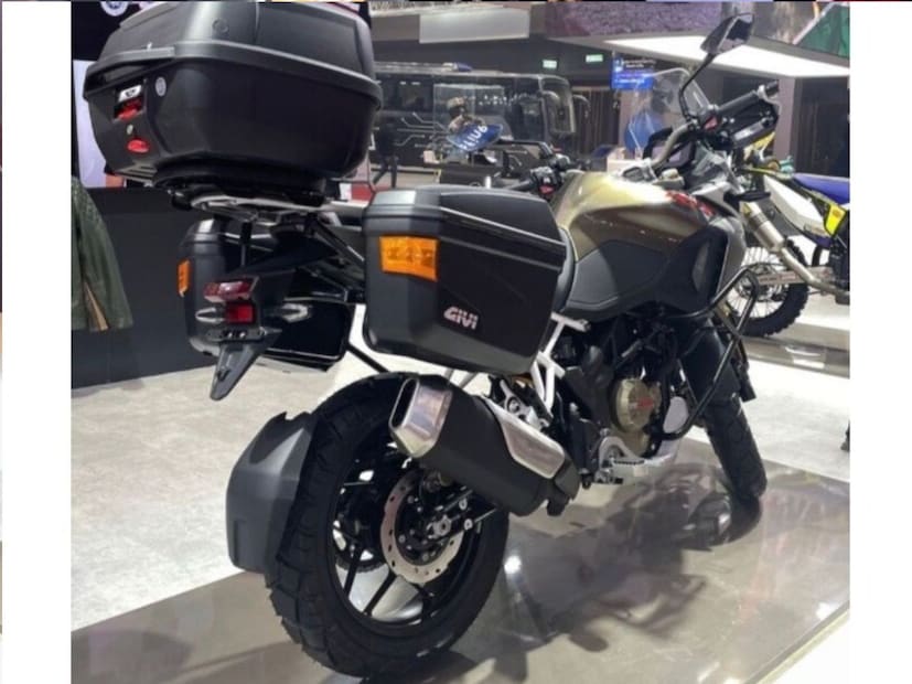 TVS Apache RTX 300  मध्ये ४ रायड मोड्स दिले आहे, Urban, Rain, Tour, आणि Rally. जे वेगवेगळ्या परिसरात वापरण्यासाठी बेस्ट आहे. बाईकमध्ये Bluetooth कनेक्टिव्हिटी आणि मॅप मिररिंग आणि  ५-इंच TFT क्लस्टर दिला आहे.