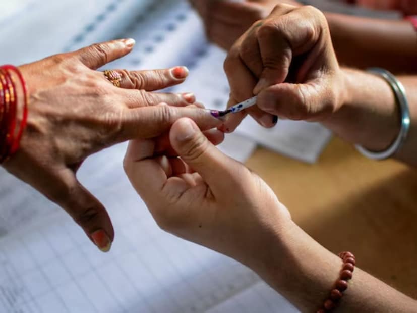  कारण, दिवाळीनंतर नोव्हेंबर 2025 ते जानेवारी 2026 या कालावधीत राज्य भरातील जिल्हा परिषदांसह पंचायत समित्या, महापालिका, नगरपालिका आणि नगरपरिषदांच्या निवडणुका होणार आहेत. या निवडणुका दोन टप्प्यात होणार आहेत. त्यासाठी राज्य निवडणूक आयोगाला मनुष्यबळाची आवश्यकता भासणार आहे. त्यामुळे दोन्ही टप्प्यात राज्यातल्या सर्व शाळेतल्या शिक्षकांना निवडणुकीची कामे करावी लागणार आहेत.