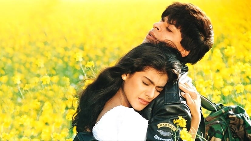  6. दिलवाले दुल्हनिया ले जायेंगे (1995) : बॉलीवूडच्या रोमॅन्सचे स्वरूप बदलणारा 'दिलवाले दुल्हनिया ले जायेंगे' हा चित्रपट. आदित्य चोप्रा दिग्दर्शित, शाहरुख खान आणि काजोल यांची जबरदस्त केमिस्ट्री. आधुनिक प्रेम आणि पारंपरिक कौटुंबिक मूल्यांमधला सुवर्णमध्य साधणारा हा चित्रपट केवळ भारतात नव्हे, तर परदेशातही लोकप्रिय ठरला. DDLJ ही फक्त फिल्म नसून, एक भावना बनली.