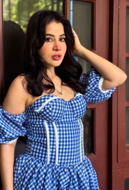  उर्फी जावेद आपल्या अनोख्या फॅशन सेन्समुळे सोशल मीडियावर चर्चेत असते. अतरंगी फॅशन स्टाईलने ती सर्वांनाच हैराण करत असते. फॅशन सेन्समुळे चर्चेत असणाऱ्या उर्फीचं आपल्या फिटनेसकडेही तेवढचं लक्ष असतं.