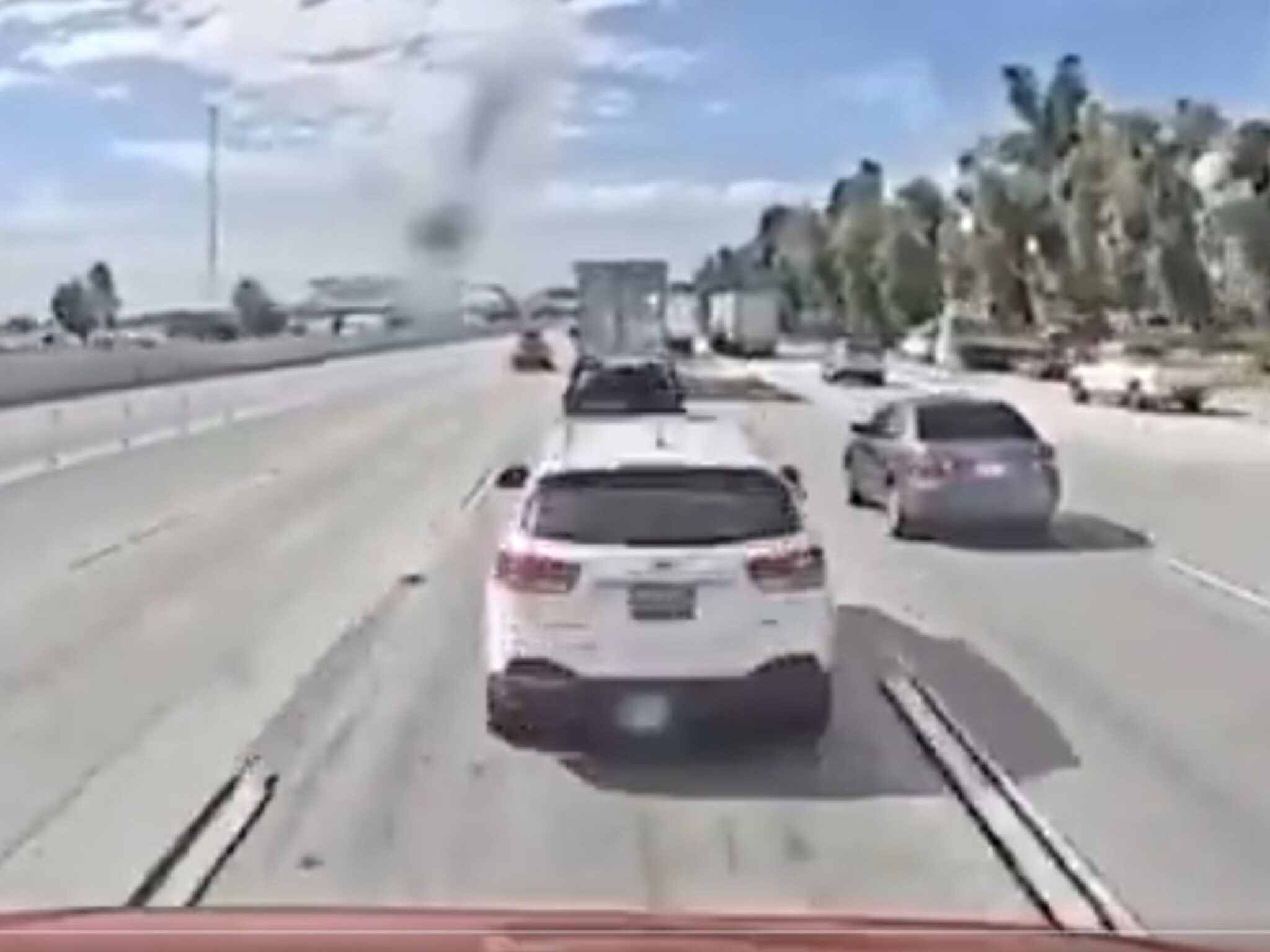 Truck Accident : नशेत हातात घेतलं स्टेअरिंग, ट्रकवरचा ताबा सुटला आणि... डॉश कॅमेरात कैद झाला मृत्यूचा थरार