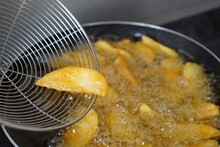 पुरी तळल्यानंतर उरलेल्या तेलाचं तुम्ही काय करता? अनेक महिला करतात 'या' चूका