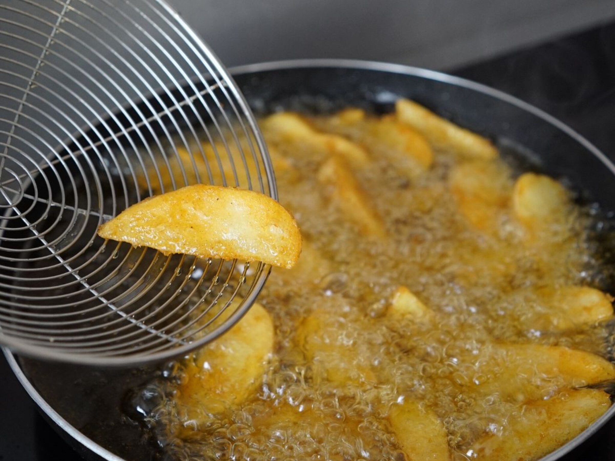 पुरी तळल्यानंतर उरलेल्या तेलाचं तुम्ही काय करता? अनेक महिला करतात 'या' चूका, ही आहे तेल वापरण्याची योग्य पद्धत