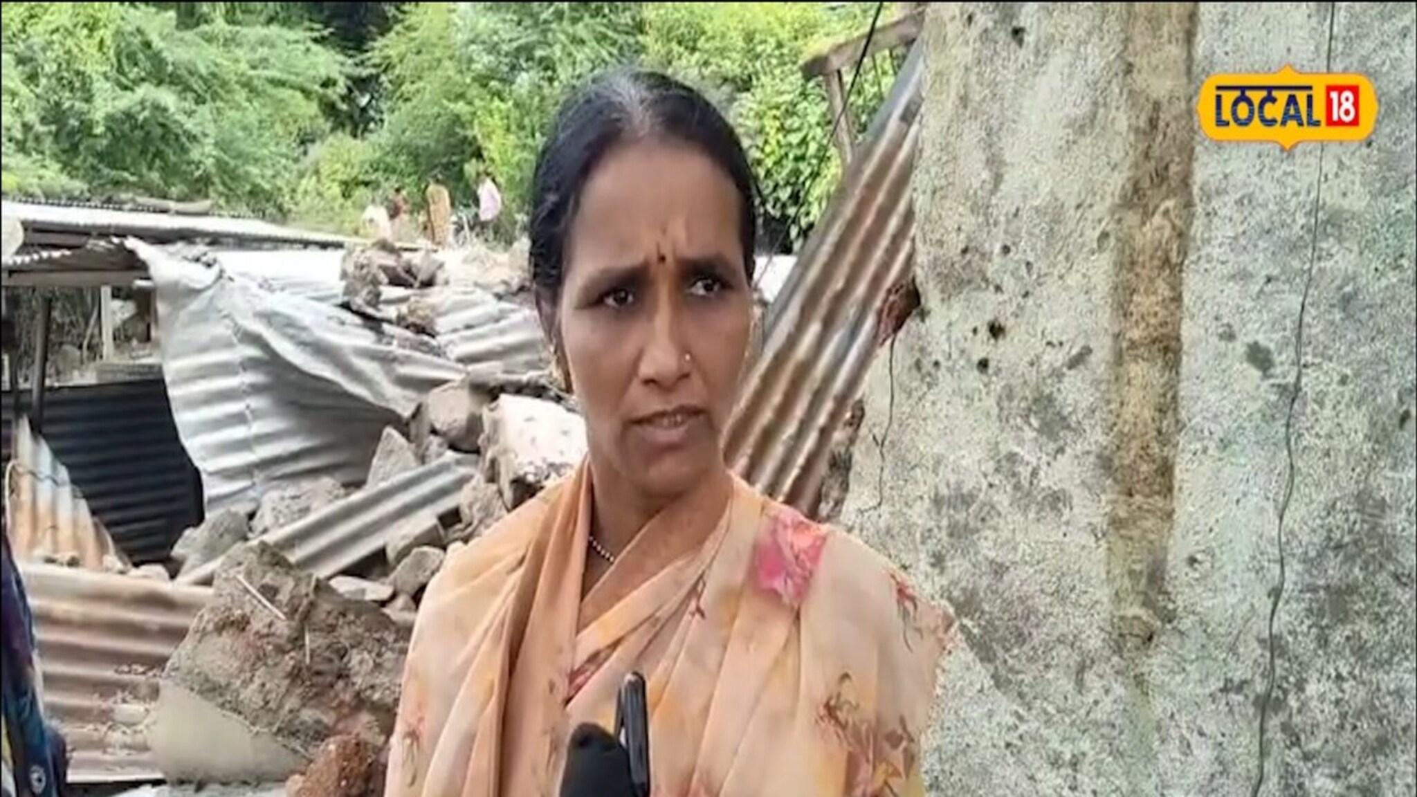 'इतकं पाणी कधी पाहिलं नाही',दोन गाई, शेळ्या, पत्र्याचा शेड... सारं काही डोळ्यादेखत पाण्यात!