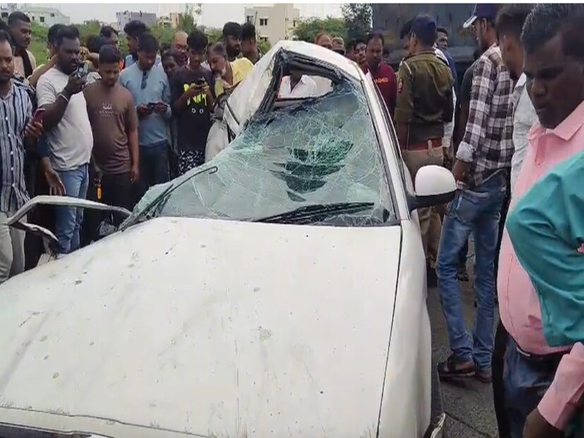 या अपघातात मृत्यू झालेल्यांपैकी चार जणांची ओळख पटली असून ते सर्व एकाच कुटुंबातील असल्याचे समजते. मृतांमध्ये तीन अल्पवयीन मुलींचा आणि एका व्यक्तीचा समावेश आहे. मायरा शेख (वय १७), आनिबा (वय ११), जोया (वय १३) रियाज (वय ५४) यांचा मृत्यू झाल्याने मृतांचा आकडा चार झाला आहे. 