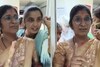 VIDEO : धावत्या ट्रेनमध्ये राडा, महिला प्रवासी टीसीशी भांड भांड भांडली,शेवटी जे