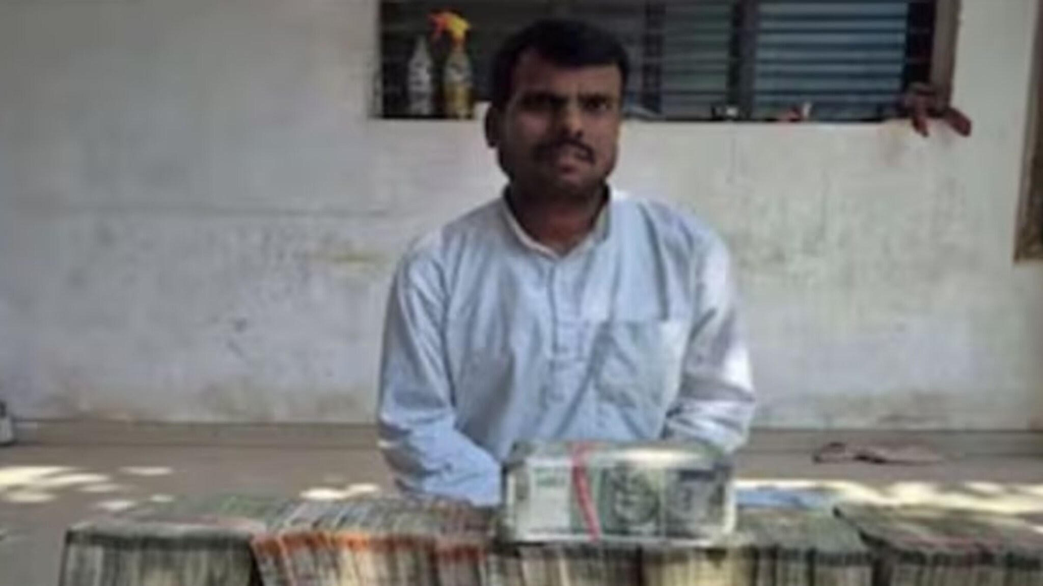 आसारामच्या आश्रमातून तो निघाला, पोलिसांनी थांबवताच जे सापडलं ते पाहून सगळ्यांनाच बसला धक्का