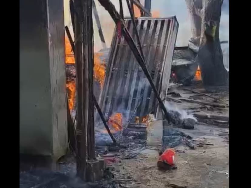 विरार पूर्वेच्या आर.जे.नाका परिसरात ही घटना घडली आहे. या ठिकाणी असलेल्या फर्निचर दुकानाला आग लागली होती. या आगीत 4 ते 5 दुकाने भक्ष्यस्थानी गेल्याची माहिती आहे.