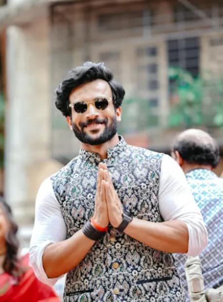  विशाल निकम हा मराठी टेलिव्हिजन विश्वातील लोकप्रिय अभिनेता आहे. 'दख्खनचा राजा ज्योतिबा' आणि 'येड लागलं प्रेमाचं' या मालिकेच्या माध्यमातून त्याला विशेष लोकप्रियता मिळाली. 'बिग बॉस मराठी'च्या तिसऱ्या पर्वाचा तो विजेता होता.