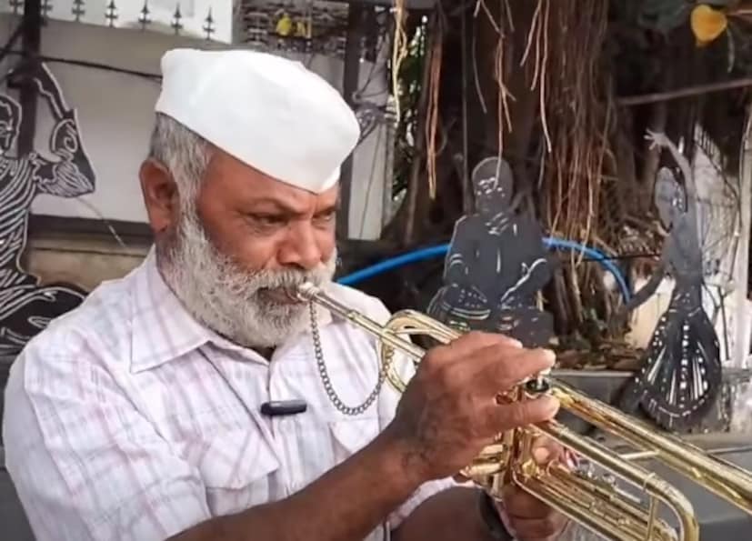 वयाच्या 63 व्या वर्षी वसंत पवार हे रस्त्यावर ट्रंपेट वाजवत फिरतात. आपली कला सादर करुन त्यातून ते उदरनिर्वाह करत आहे. आतापर्यंत त्यांनी 15 लाख रुपयांचं कर्ज फेडलं आहे. आयुष्यात येणाऱ्या संकटांवर मात करत सुरांचा आधार घेऊन जगण्याचा मार्ग त्याने निवडला आहे. 