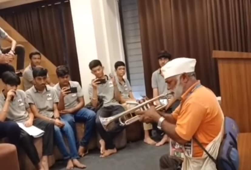 कला माणसाला जगायला शिकवते, कठीण प्रसंगात तोंड द्यायला शिकवते. साताऱ्याच्या वाई तालुक्यातील शिरूर गावचे वसंत पवार हे त्याचं जिवंत उदाहरण आहे. ज्याला ज्याला डिप्रेशन आलं, ताण आला, सगळं काही संपल्यासारखं वाटलं त्या प्रत्येकानं वसंत पवार यांच्या संघर्षाची कहाणी एकदा तरी वाचायला हवी. त्यांचा संघर्ष अक्षरश: शब्दात न सांगता येणारा आहे. 