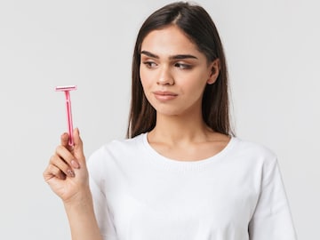 Waxing की Razor केस हटवण्यासाठी योग्य पद्धत कोणती? महिलांनी काय करावं? इथे वाचा Waxing की Razor केस हटवण्यासाठी योग्य पद्धत कोणती? महिलांनी काय करावं? इथे वाचा