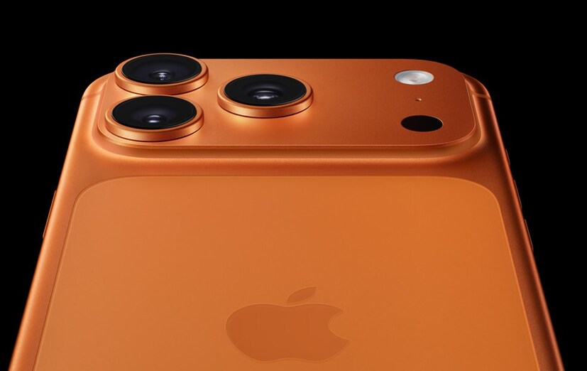 यावेळी Apple iPhone 17 Pro तिसऱ्या क्रमांकावर आहे. यात 5x टेलिफोटो झूम आणि प्रगत संगणकीय फोटोग्राफी फीचर्ससह तीन 48MP कॅमेरे आहेत. हा फोन अजूनही व्हिडिओ रेकॉर्डिंगसाठी एक उत्कृष्ट फोन मानला जातो. भारतात त्याची सुरुवातीची किंमत ₹1,34,900 आहे.