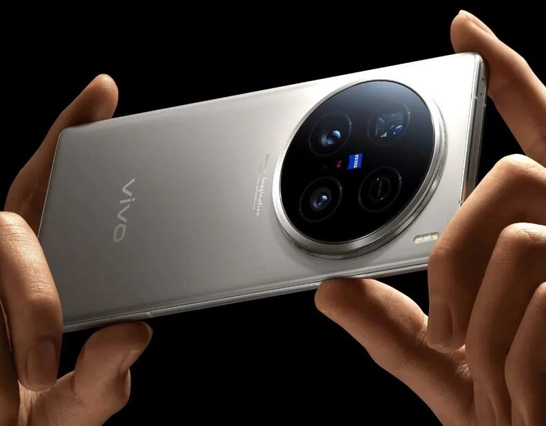 चौथ्या क्रमांकावर Vivo X200 Ultra आहे, जो ZEISS ऑप्टिक्ससह येतो. यात 50MPचा क्वाड-कॅमेरा सिस्टम आहे. ज्यामध्ये 200MPचा टेलिफोटो Samsung HP9 सेन्सर आणि कमी प्रकाशात फोटोग्राफीसाठी गिम्बल स्टेबिलायझेशनसह सोनी LYT-818 सेन्सर आहे. तो अद्याप भारतात लाँच झालेला नाही.