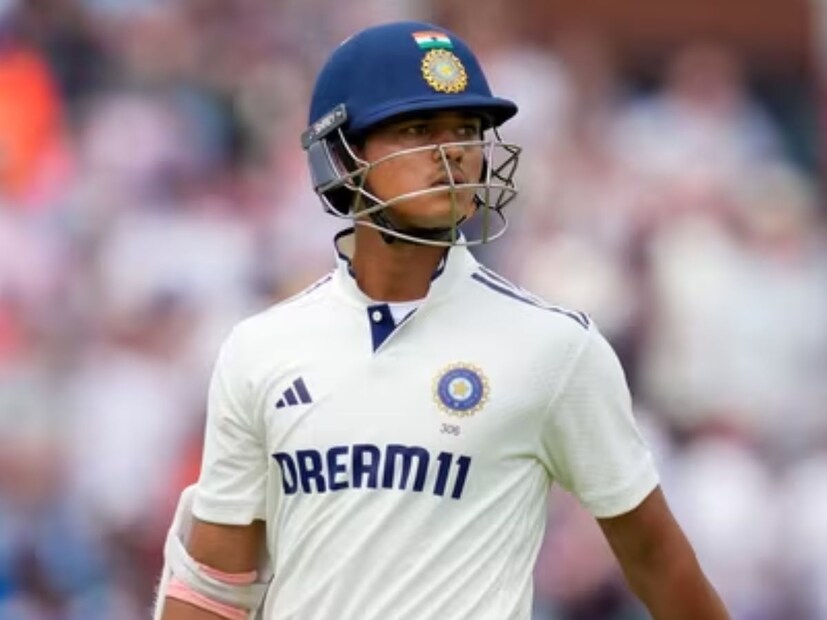 जेव्हा दोन्ही दिग्गज संघात नसतात तेव्हा त्यांची आठवण येते. ते प्रत्येक परिस्थितीत खेळले आहेत.त्यांचा अनुभव नेहमीच कामी येतो. आम्ही आमच्या समस्या त्यांच्यासोबत शेअर करतो आणि क्रिकेटच्या प्रत्येक गोष्टीबद्दल बोलतो, असे यशस्वी पुढे सांगतो. 