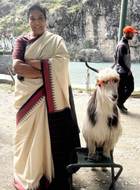  पण गेल्या 38 वर्षांत रेनू धारीवाल यांचा लुक पूर्णपणे बदलला आहे. रेनू धारीवाल यांनी फक्त 22 व्या वर्षी शूर्पणखेची भूमिका साकारली होती. आज त्या 61 वर्षांच्या झाल्या आहेत आणि त्यांचा बदल पाहून कोणालाही आश्चर्य वाटेल. ‘रामायण’मध्ये शूर्पणखा ला कुरूप, असभ्य आणि भयंकर राक्षसी म्हणून दाखवले गेले होते, पण खऱ्या आयुष्यात त्या अगदी वेगळ्या दिसतात.