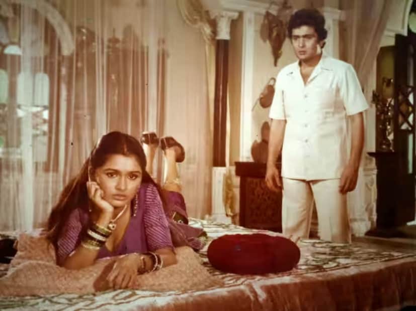  पद्मिनी कोल्हापुरे यांनी 1972 मध्ये आपल्या करिअरची सुरुवात केली. पद्मिनी यांनी ऋषी कपूरसोबत आपल्या करिअरचा सर्वात मोठा हिट चित्रपट दिला. 'प्रेमरोग' असं या चित्रपटाचं नाव होतं. या चित्रपटात त्यांनी एका विधवा मुलीची भूमिका साकारली आणि आपल्या निरागसतेने प्रेक्षकांना फक्त प्रभावितच केले नाही तर रडायला देखील लावले.