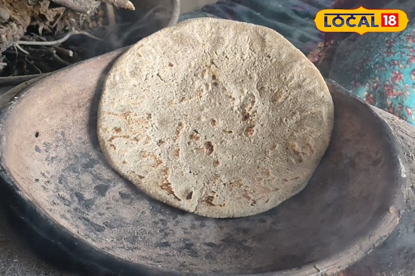 बाजरीचे पीठ मळल्यानंतर ते नेहमीच्या पीठासारखे स्थिर होऊ देऊ नका. लगेचच भाकरी बनवायला सुरुवात करा. जर जास्त वेळ तसेच ठेवले तर पीठ सुकून जाईल आणि भाकरी तुटतील. आता पिठाचे छोटे गोळे तोडून हाताने थापून घ्या. कोरडे पीठ लावा आणि भाकरी हलक्या हाताने थापून घ्या. यामुळे पूर्णपणे गोल आणि मऊ भाकरी होतील.