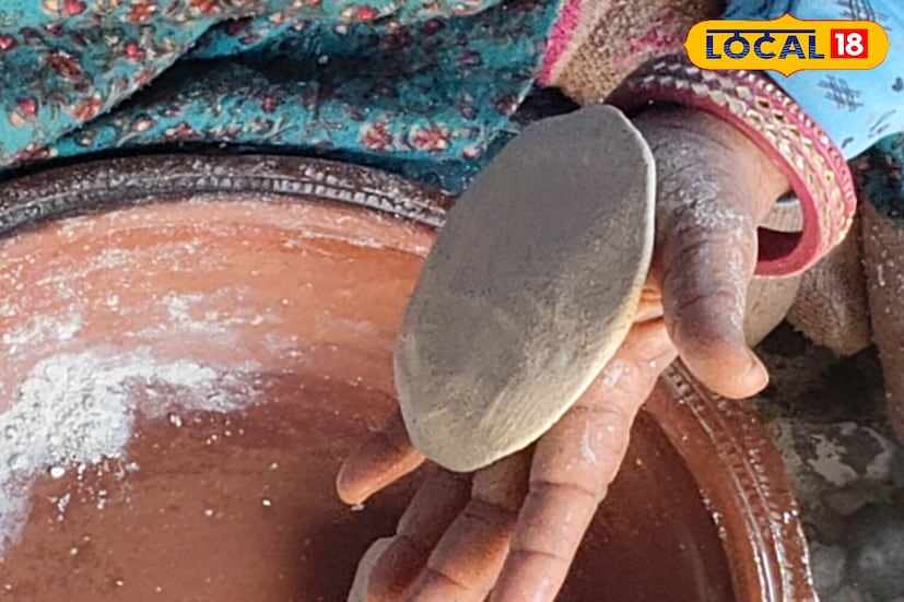 आणखी एक युक्ती म्हणून, तुम्ही बाजरीच्या भाकरी थापण्यासाठी पॉलिथिन किंवा बटर पेपर वापरू शकता. कोरड्या पिठात कणिक लेप करा, ते पॉलिथिन शीटच्या मध्यभागी ठेवा आणि ते दुसऱ्या पॉलिथिन शीटने झाकून टाका. आता, भाकरी हलक्या हाताने लाटून घ्या. ज्यांना हाताने भाकरी थापता येत नाहीत त्यांच्यासाठी ही पद्धत खूप सोपी आहे. यामुळे पूर्णपणे गोल आणि पातळ भाकरी मिळतात आणि उचलण्यासही खूप सोपे आहे.