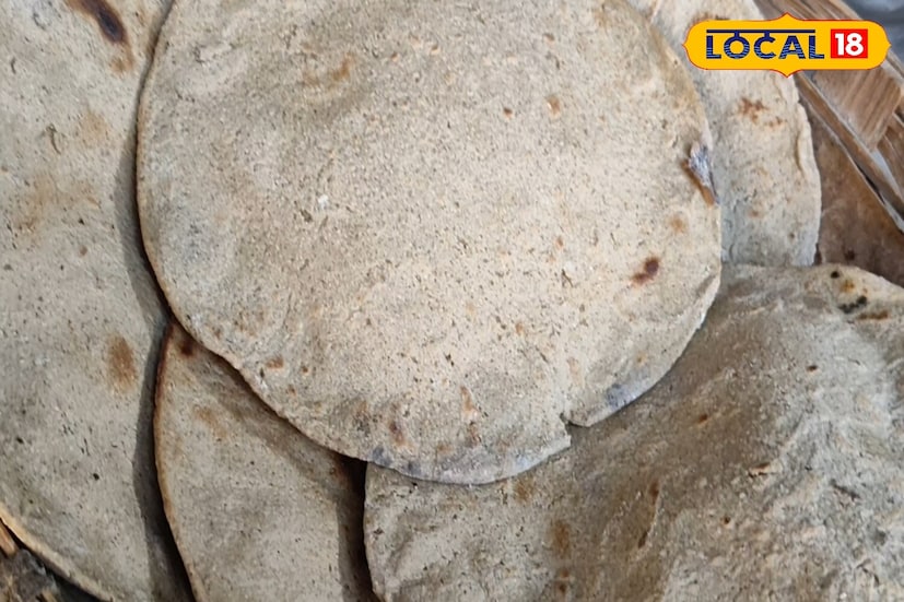 या युक्तीमध्ये, पॅन थोडे गरम झाल्यावर काळजीपूर्वक भाकरी तव्यावर ठेवा. मध्यम आचेवर दोन्ही बाजूंनी भाजून घ्या. भाकरीचा रंग बदलू लागल्यावर ती लगेच उलटा. भाकरी दोन्ही बाजूंनी व्यवस्थित भाजल्यानंतर, मंद आचेवर ठेवा आणि हलकेच फुलवा. अशा प्रकारे बनवलेल्या भाकरी मऊ आणि कुरकुरीत असतील. त्या जळणार नाहीत याची काळजी घ्या, म्हणून उष्णतेकडे विशेष लक्ष द्या.