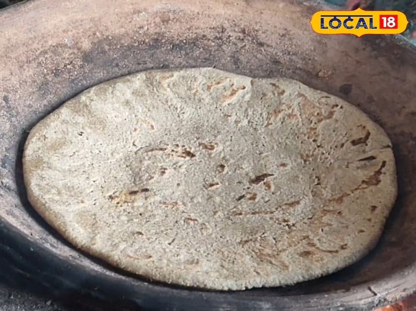 हिवाळा येताच बाजरीची भाकरी खाण्याची इच्छा होते. ही भाकरी चवीला उत्तम आणि शरीरासाठी फायदेशीर आहे. त्यात प्रथिने, फायबर, लोह, मॅग्नेशियम आणि कॅल्शियम भरपूर प्रमाणात असते, जे ऊर्जा आणि ताकद प्रदान करतात. बाजरीची भाकरी वजन कमी करण्यास मदत करते आणि पचनसंस्था मजबूत करते. मधुमेहींसाठी देखील बाजरीची भाकरी खूप फायदेशीर आहे. कारण ती रक्तातील साखरेची पातळी संतुलित करण्यास मदत करते.