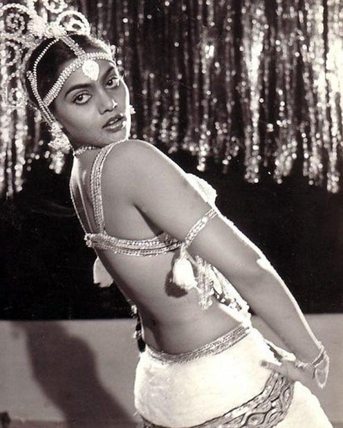 सिल्क स्मिताचे लग्न अवघ्या १४ व्या वर्षी झाले. मात्र, लग्नानंतर तिचे आयुष्य अधिकच वाईट झाले. तिचा नवरा तिला खूप मारायचा आणि सासरच्या लोकांनीही तिचे जगणे असह्य केले होते.