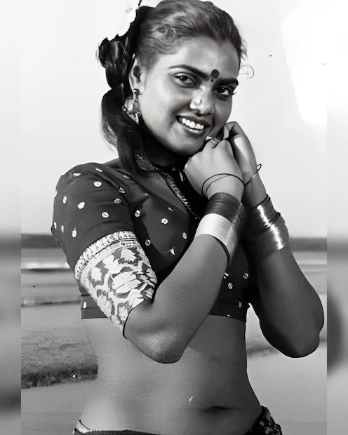 या जाचाला कंटाळून सिल्क स्मिताने एक दिवस सर्व काही सोडले आणि ती मद्रास येथे पळून गेली. तिथे एका नातेवाईकाच्या घरी आश्रय मिळाल्यावर तिने फिल्म इंडस्ट्रीत नशीब आजमावण्यास सुरुवात केली.